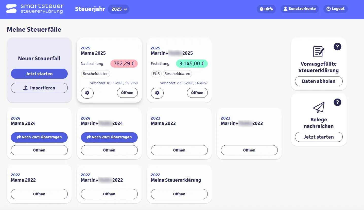Mein Smartsteuer-Dashboard: Steuerfälle von 2022 bis 2025. Für 2025 die Erklärung meiner Mutter mit 782,29 Euro Nachzahlung und unsere gemeinsame Erklärung mit EÜR und 3.145 Euro Erstattung, beide versendet; rechts Daten abholen für die vorausgefüllte Steuererklärung und Belege nachreichen