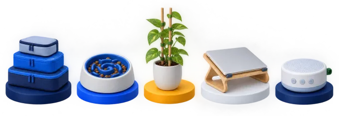 Illustration: Packwürfel, Anti-Schling-Napf, Pflanze mit Bambusstäben, Laptop-Ständer aus Holz und White-Noise-Maschine auf kleinen Podesten